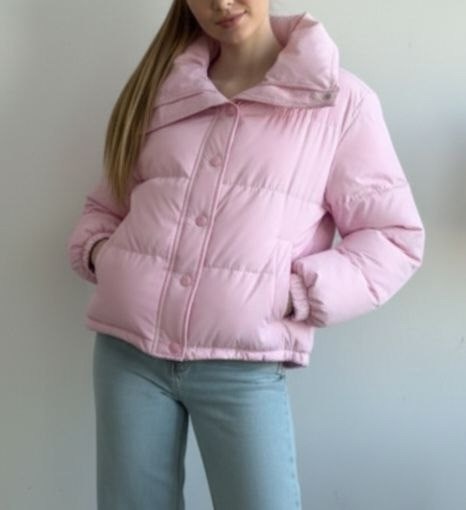 розовая куртка,guess puffer shine jacket,куртка розовая короткая женская,объемная розовая куртка,куртка