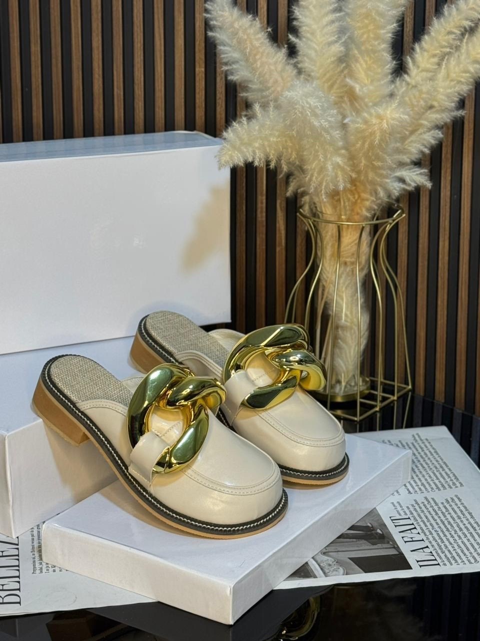 ,женские шлепанцы,модные шлепанцы,модные сандалии,шлепанцы на плоской подошве