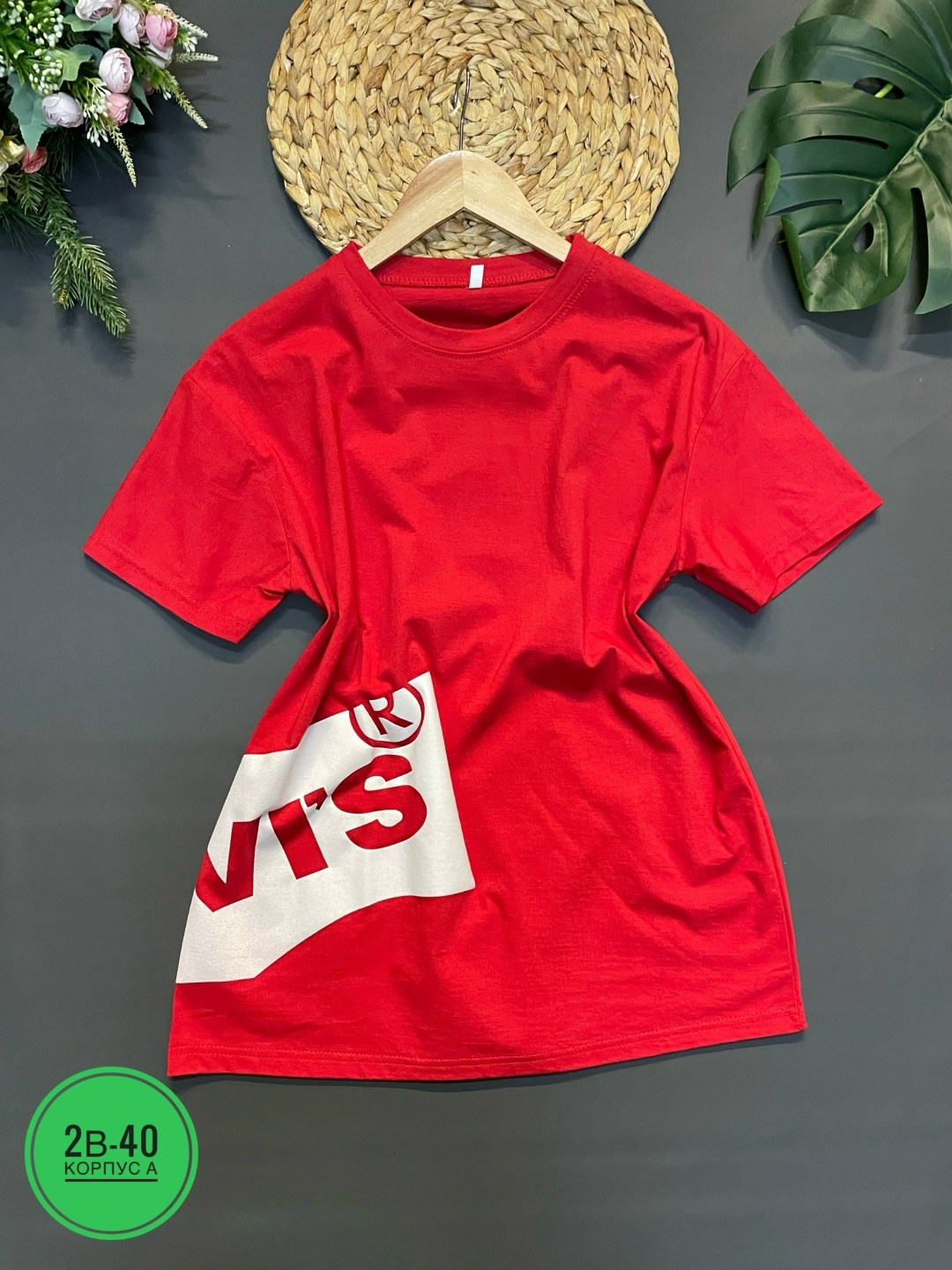 футболки женская,женская футболка оверсайз,женские футболки с принтом,джинсы и яркие футболки,футболка