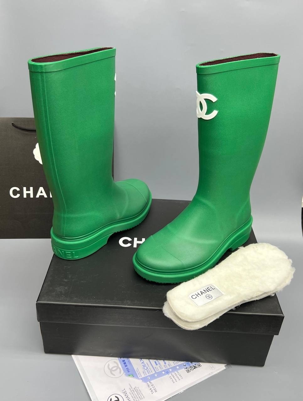 резиновые сапоги шанель,резиновые сапоги chanel,сапоги резиновые женские шанель,женские сапоги chanel 2026 зеленые резиновые с белым логотипом,женские резиновые сапоги chanel