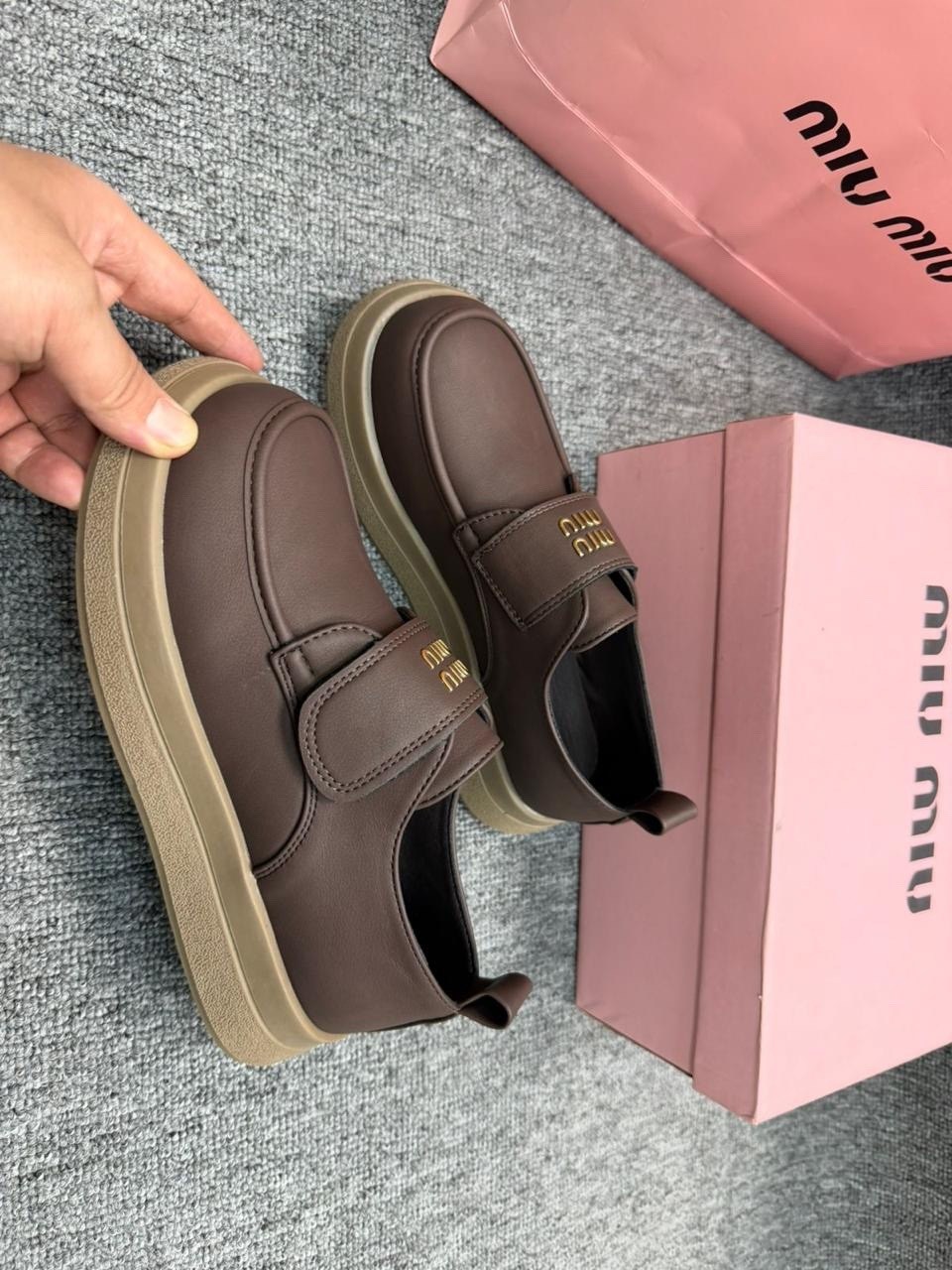 ,женская , повседневные,замшевые лоферы miu miu на высокий подошве и фирменной фурнитурой,модная женская