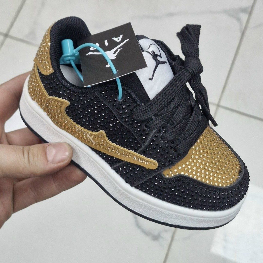 кроссовки со стразами,классные кроссовки,блестящие кроссовки,кроссовки,фирменные кроссовки