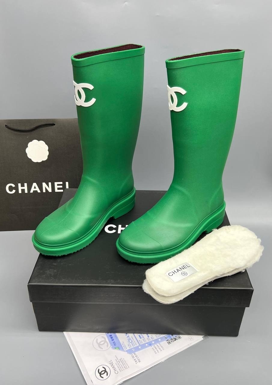 резиновые сапоги шанель,резиновые сапоги chanel,сапоги резиновые женские шанель,женские сапоги chanel 2026 зеленые резиновые с белым логотипом,женские резиновые сапоги chanel