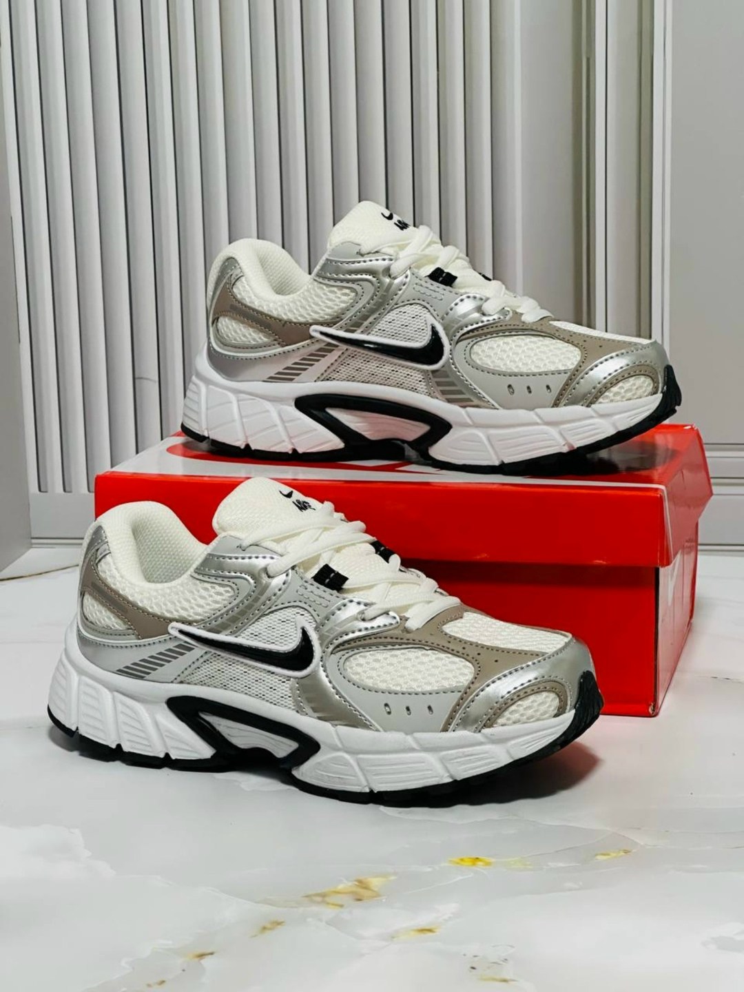 девушка в спортивном,упражнения спортивные,упражнения спорт,занятие спортом,бег осенью