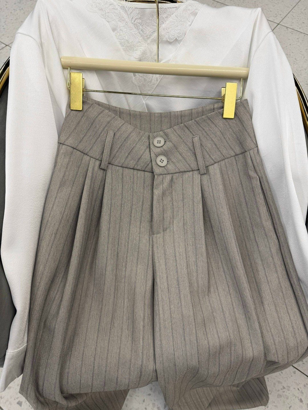 широкие брюки,классические брюки,бежевые брюки,брюки строгие,женские ремни