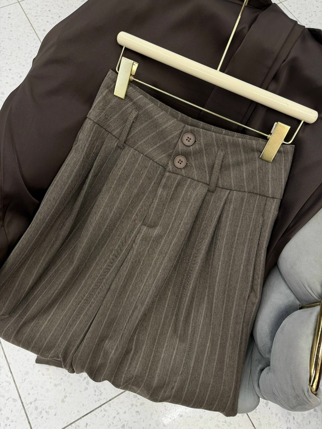 широкие брюки,классические брюки,бежевые брюки,брюки строгие,женские ремни