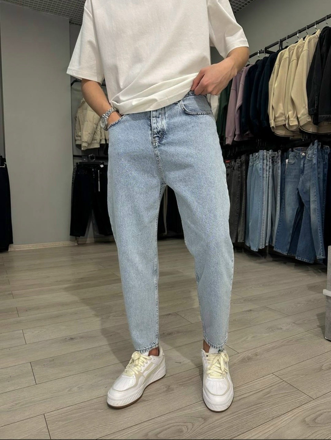 джинсы бананы мужские,мужские джинсы,мужские голубые джинсы мом свободные,мужские свободные светлые голубые джинсы прямого кроя,мужские джинсы мом