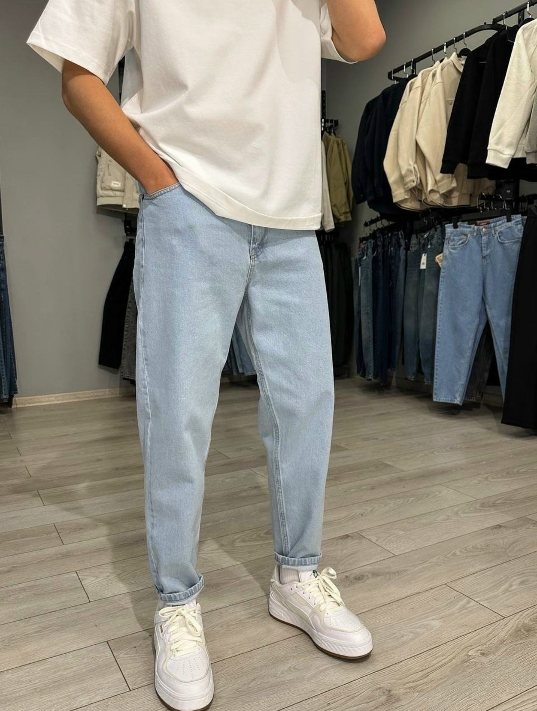 джинсы бананы мужские,мужские джинсы,мужские голубые джинсы мом свободные,мужские свободные светлые голубые джинсы прямого кроя,мужские джинсы мом