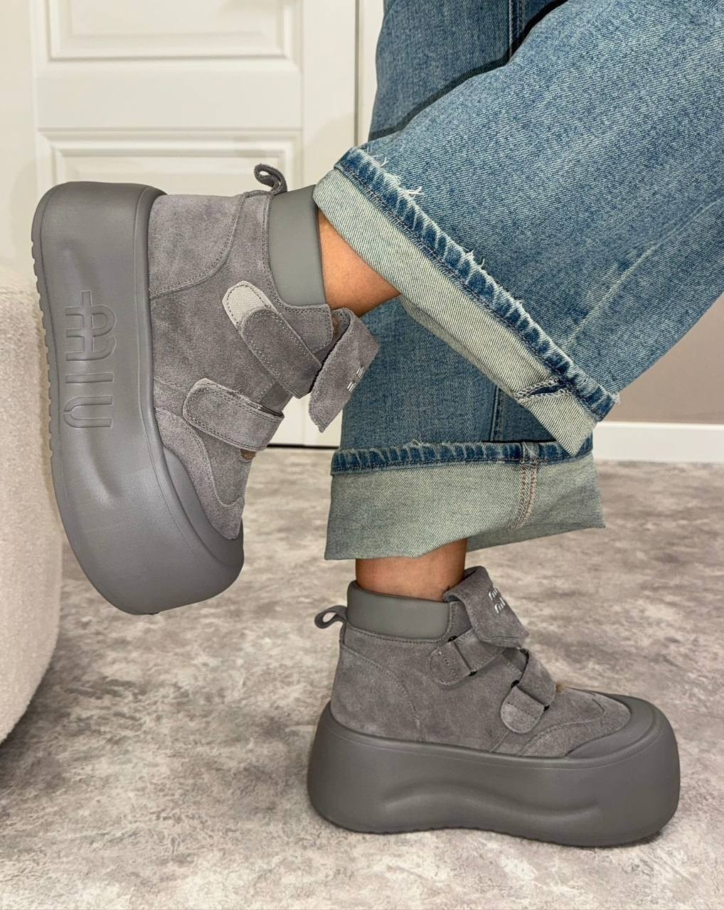 ,женская ,кроссовки,демисезонные ботинки,высокие кроссовки