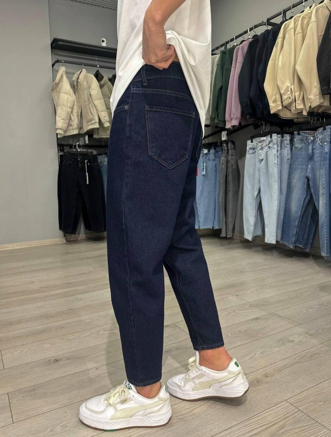 джинсы бананы мужские,мужские джинсы,мужские голубые джинсы мом свободные,мужские свободные светлые голубые джинсы прямого кроя,мужские джинсы мом