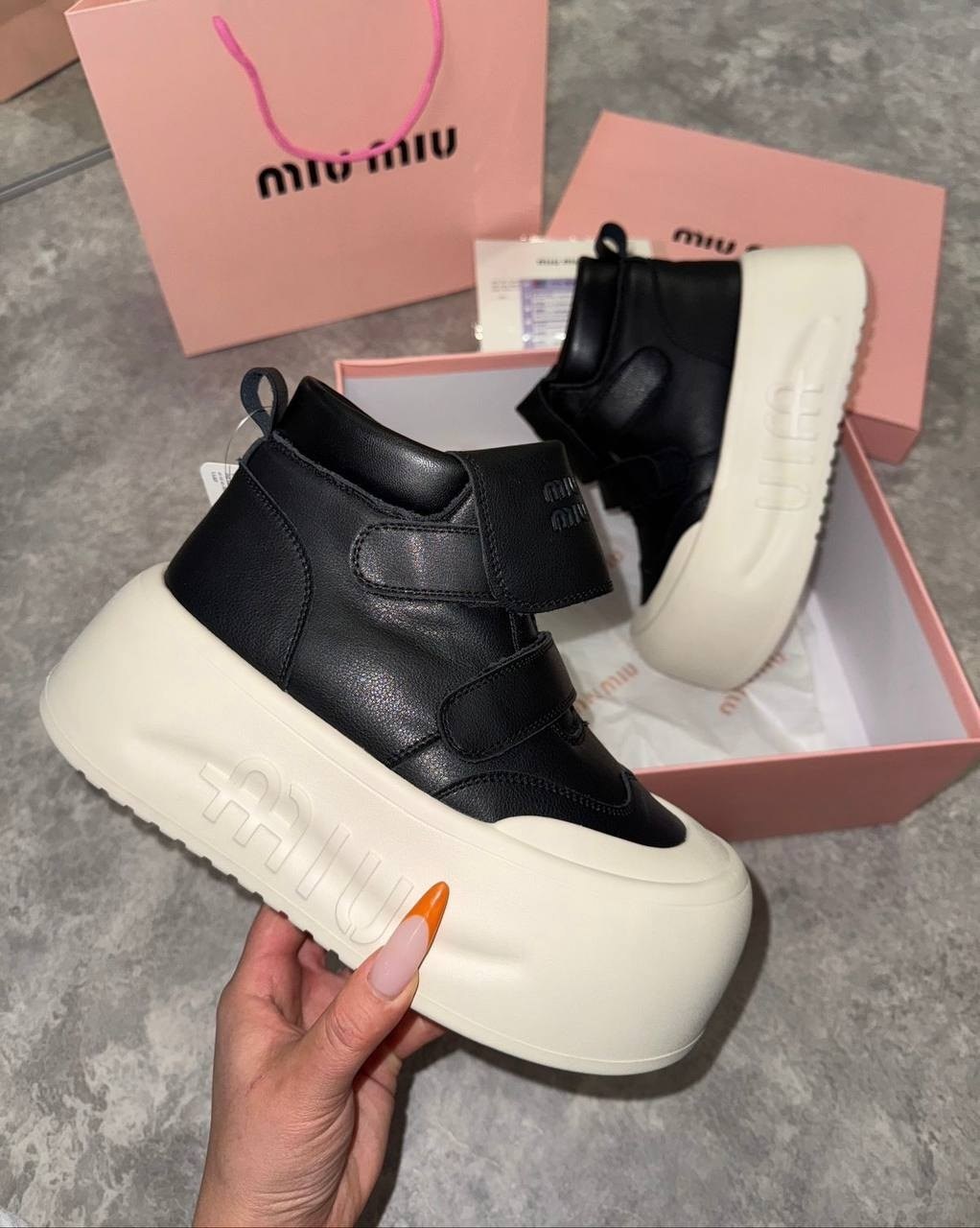 ,женская ,кроссовки,демисезонные ботинки,высокие кроссовки