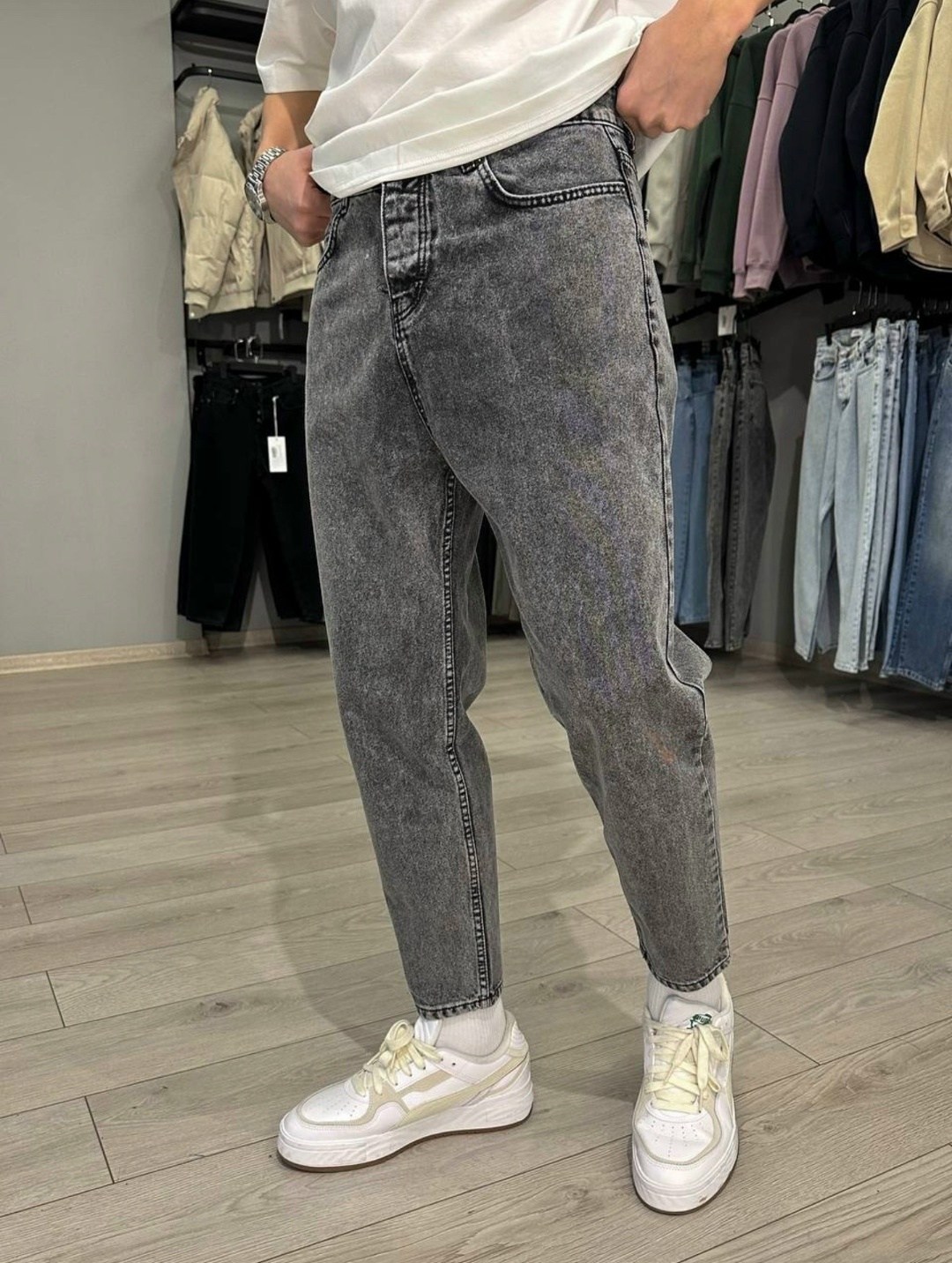 джинсы бананы мужские,мужские джинсы,мужские голубые джинсы мом свободные,мужские свободные светлые голубые джинсы прямого кроя,мужские джинсы мом