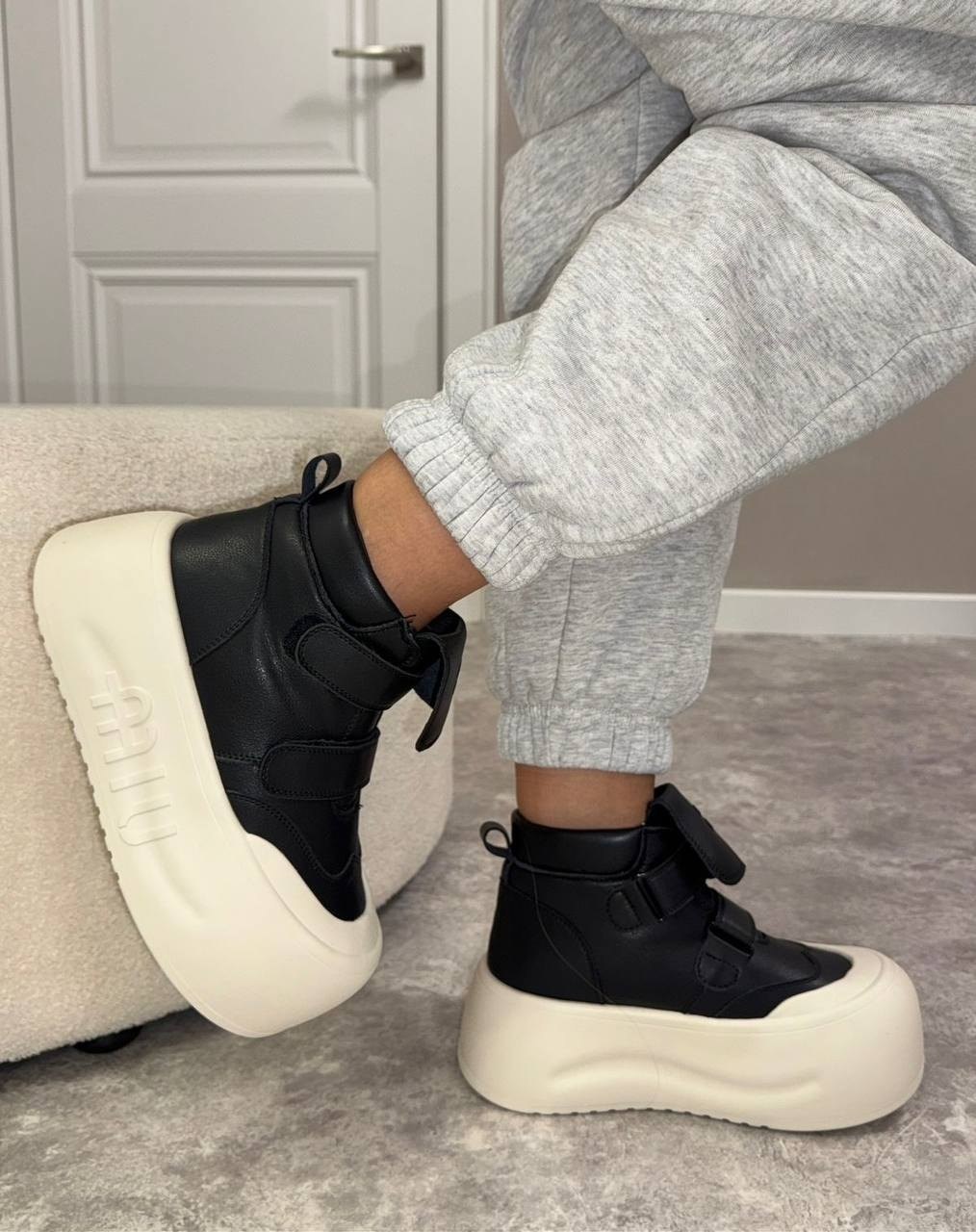 ,женская ,кроссовки,демисезонные ботинки,высокие кроссовки