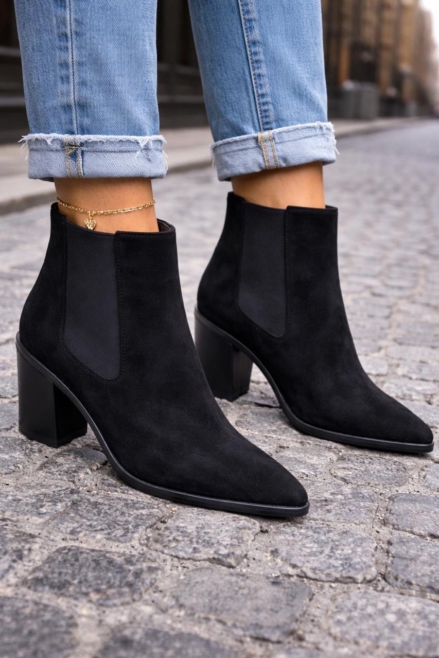 ботильоны замшевые,женские классические замшевые ботинки челси,ботильоны бежевые,стильные замшевые ботильоны,ковбойские ботильоны женские