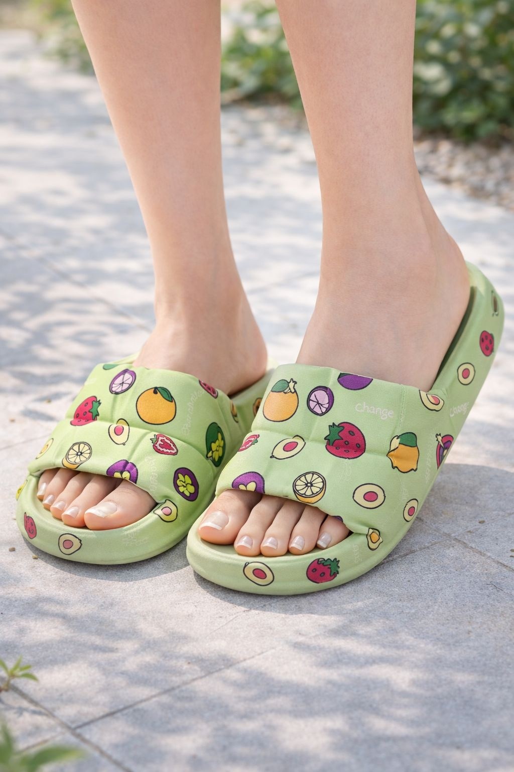 яркие шлепанцы,,шлепанцы женские,модные шлепанцы,летние тапочки