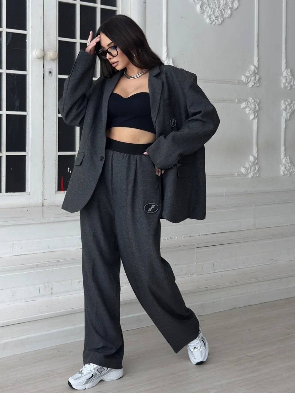 брючный костюм,серый брючный костюм,стильные костюмы,брючный костюм женский,костюм брючный с пиджаком оверсайз savori