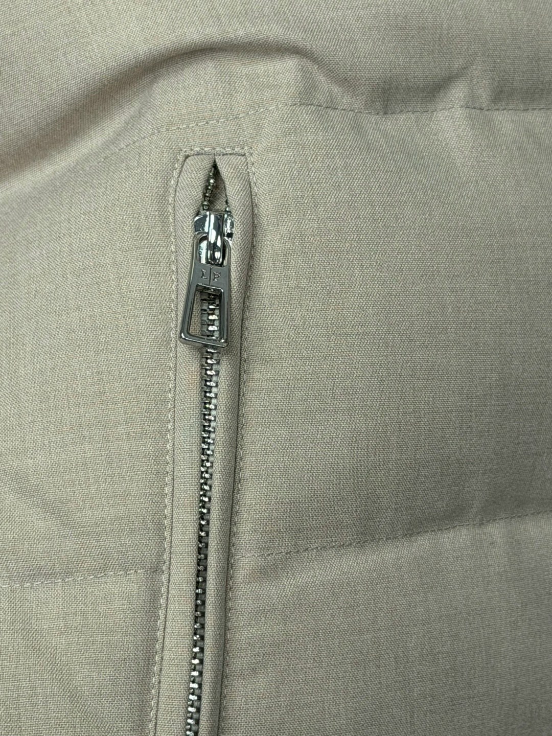 жилетка moncler,жилетка монклер мужская бежевая,жилет,жилет moncler,жилетка