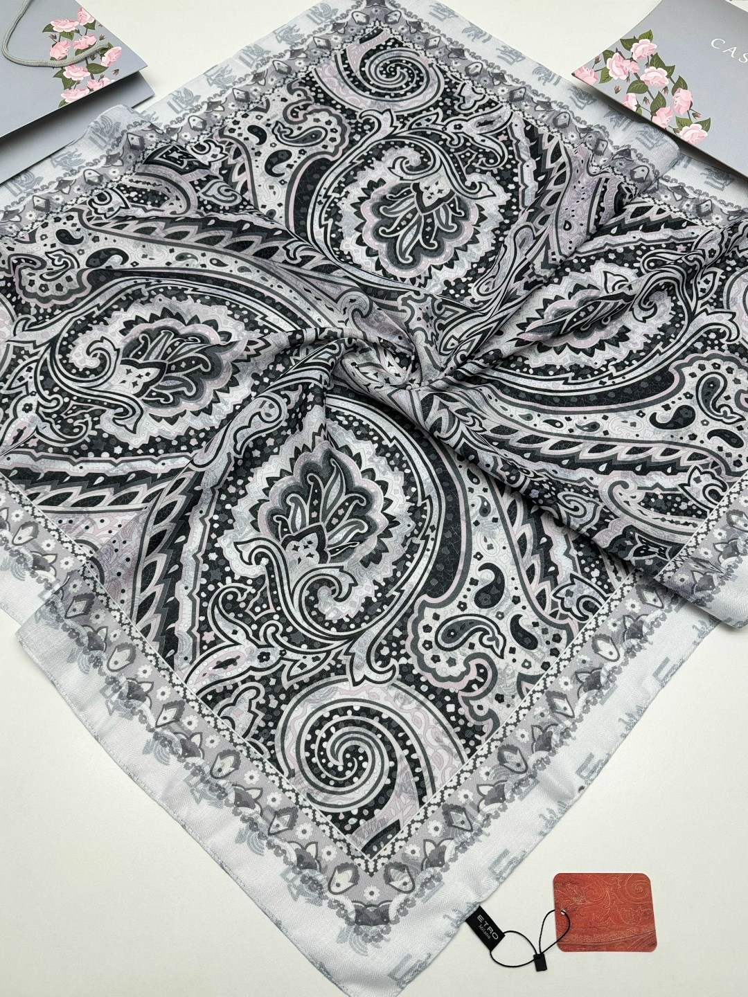 платки женские,платок и шарф,брендовый платок,ткань,павлопосадский шелковый платок