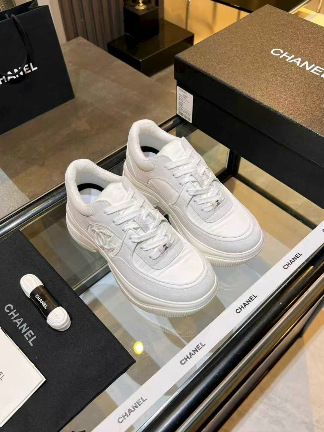 кроссовки женские chanel,chanel кроссовки,кеды женские chanel,chanel женские кожаные кроссовки chanel premium - white,женские кожаные кроссовки chanel 2026 белые с черными шнурками