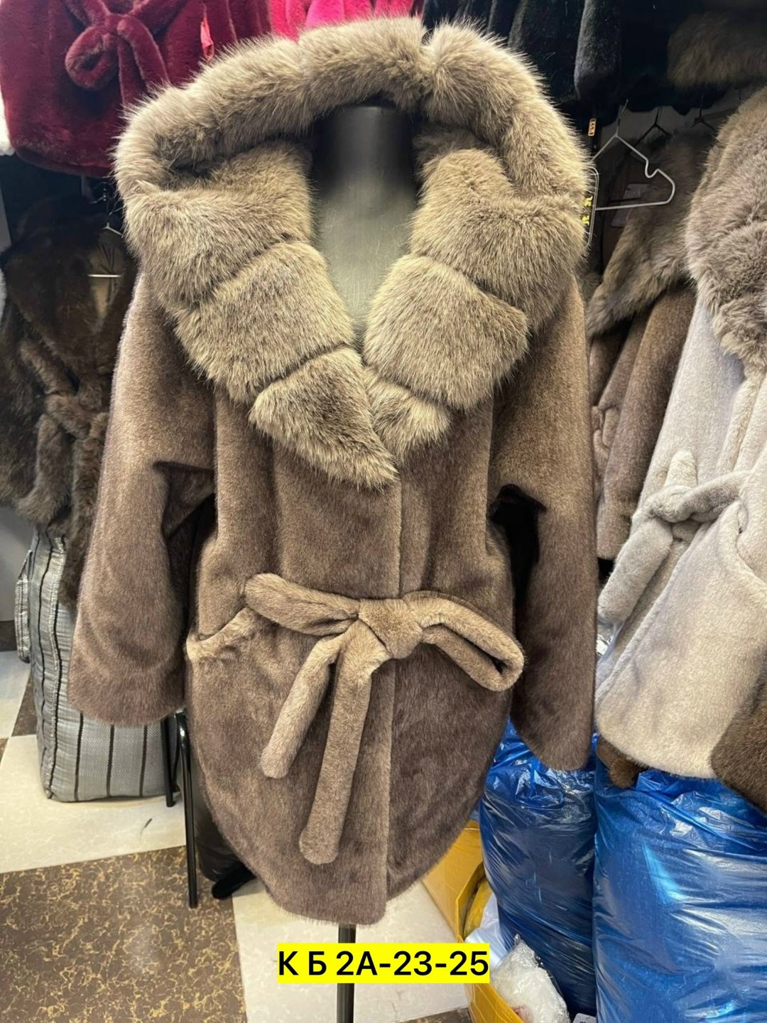 белая норковая шуба с воротником из куницы,белая норковая шуба с капюшоном,шуба женская,белая короткая норковая шуба,норковая шуба