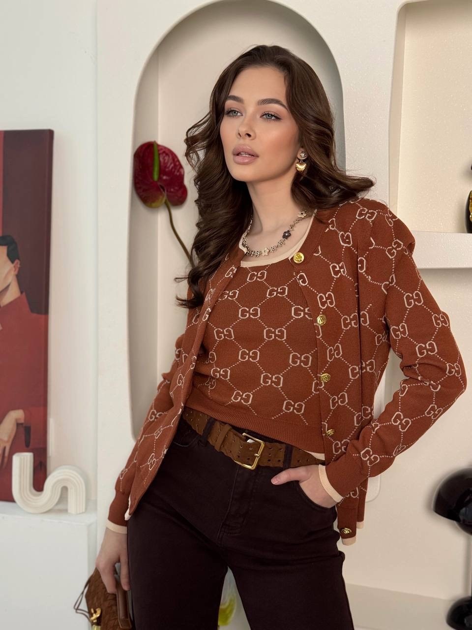 костюм брючный olya stoff,женский брючный костюм,брюки коричневые,жакет,костюм женский