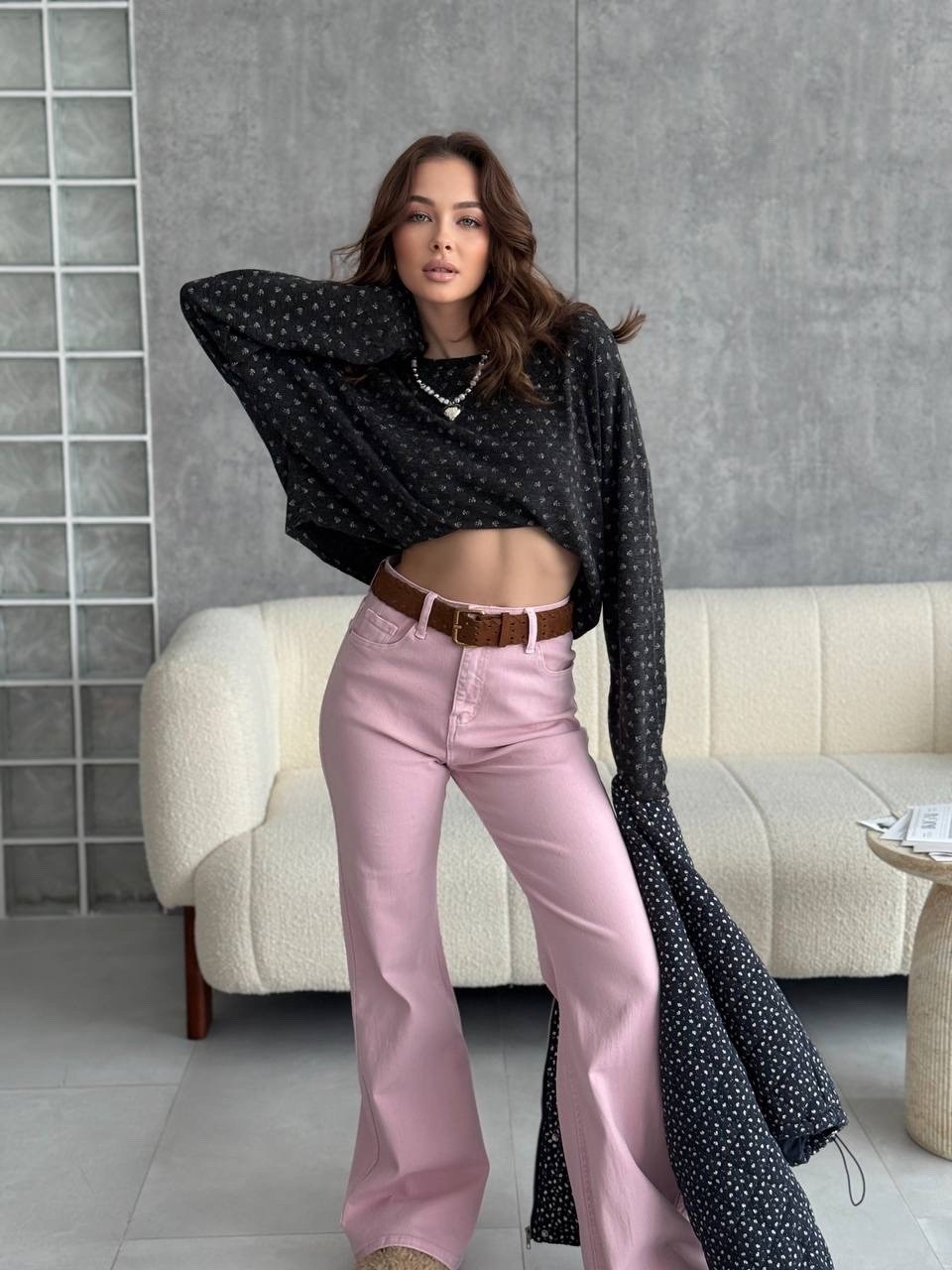 розовая кофта,джинсы женские,оверсайз свитер,джинсы широкие,джинсы женские широкие