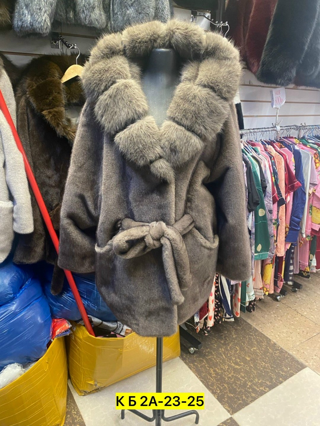 белая норковая шуба с воротником из куницы,белая норковая шуба с капюшоном,шуба женская,белая короткая норковая шуба,норковая шуба