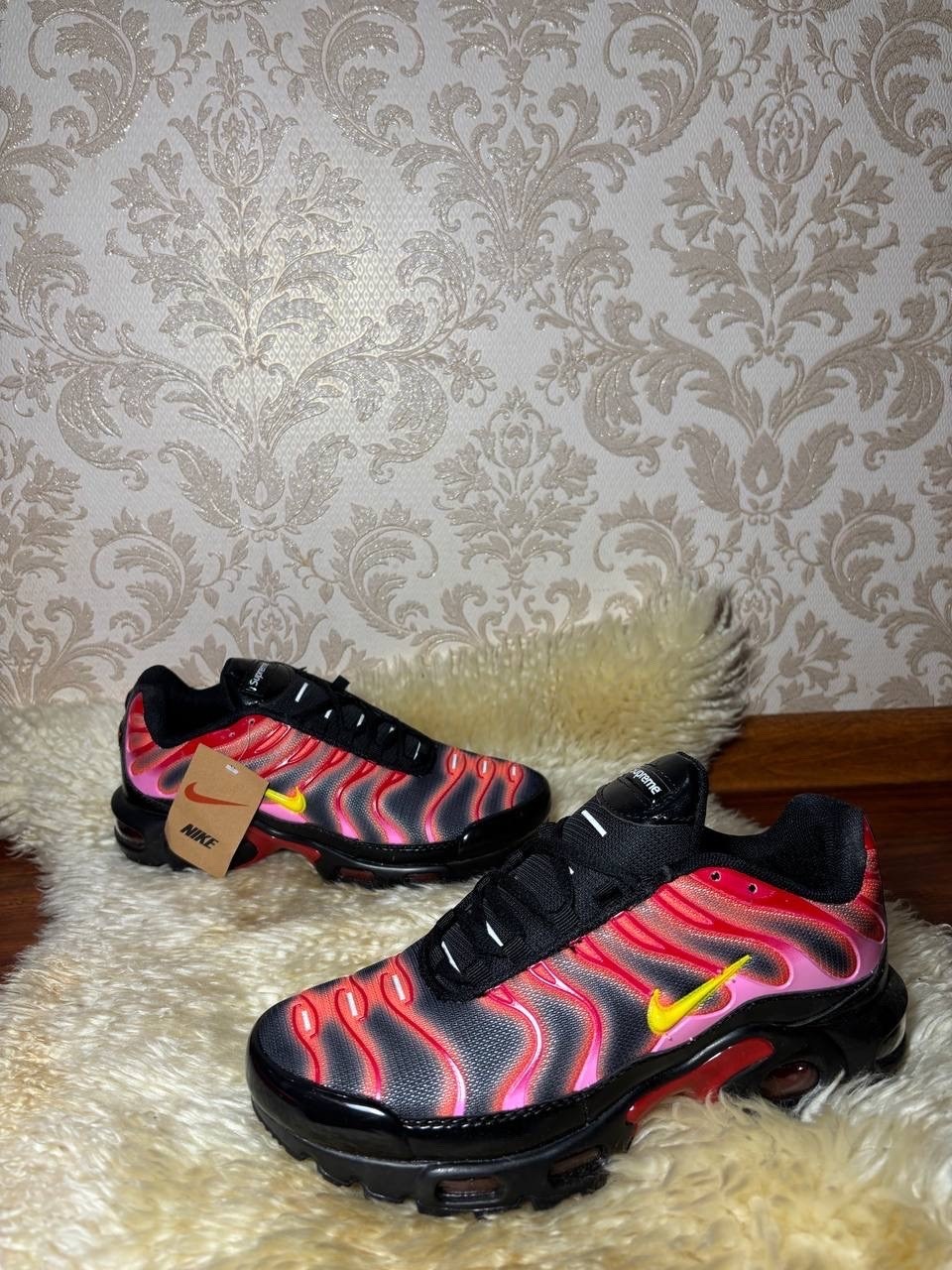 nike air max tn plus,nike air max tn plus x supreme,nike air max plus,nike air max tn plus supreme,кроссовки nike air max plus tn