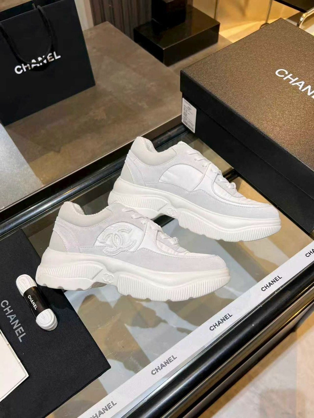 кроссовки женские chanel,chanel кроссовки,кеды женские chanel,chanel женские кожаные кроссовки chanel premium - white,женские кожаные кроссовки chanel 2026 белые с черными шнурками