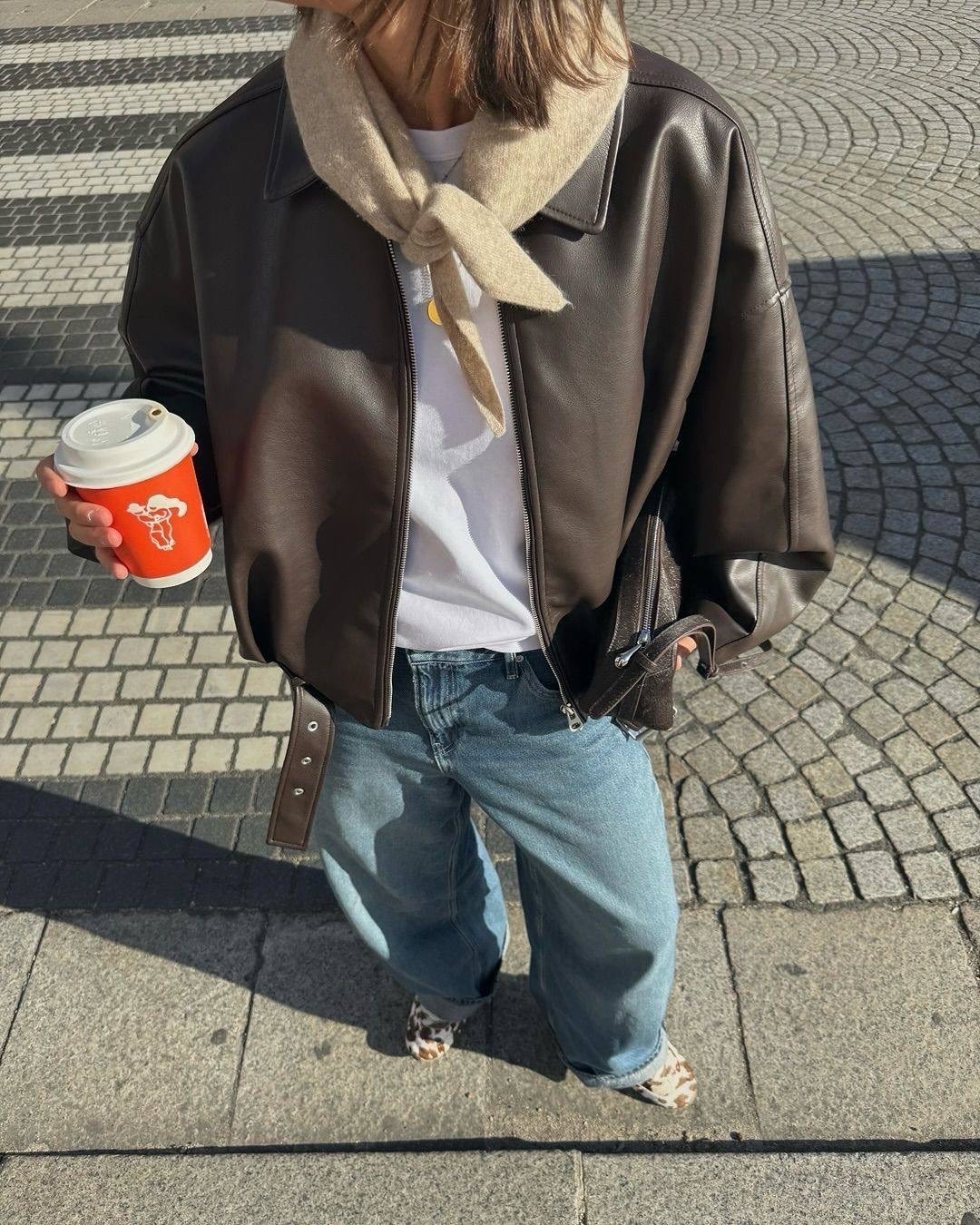 кожаная куртка,куртка модная,кожаная куртка с капюшоном,кожаная куртка женская,короткая куртка