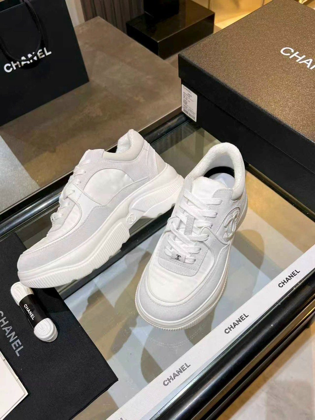 кроссовки женские chanel,chanel кроссовки,кеды женские chanel,chanel женские кожаные кроссовки chanel premium - white,женские кожаные кроссовки chanel 2026 белые с черными шнурками
