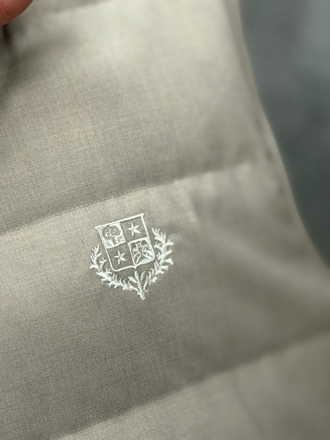 жилетка moncler,жилетка монклер мужская бежевая,жилет,жилет moncler,жилетка