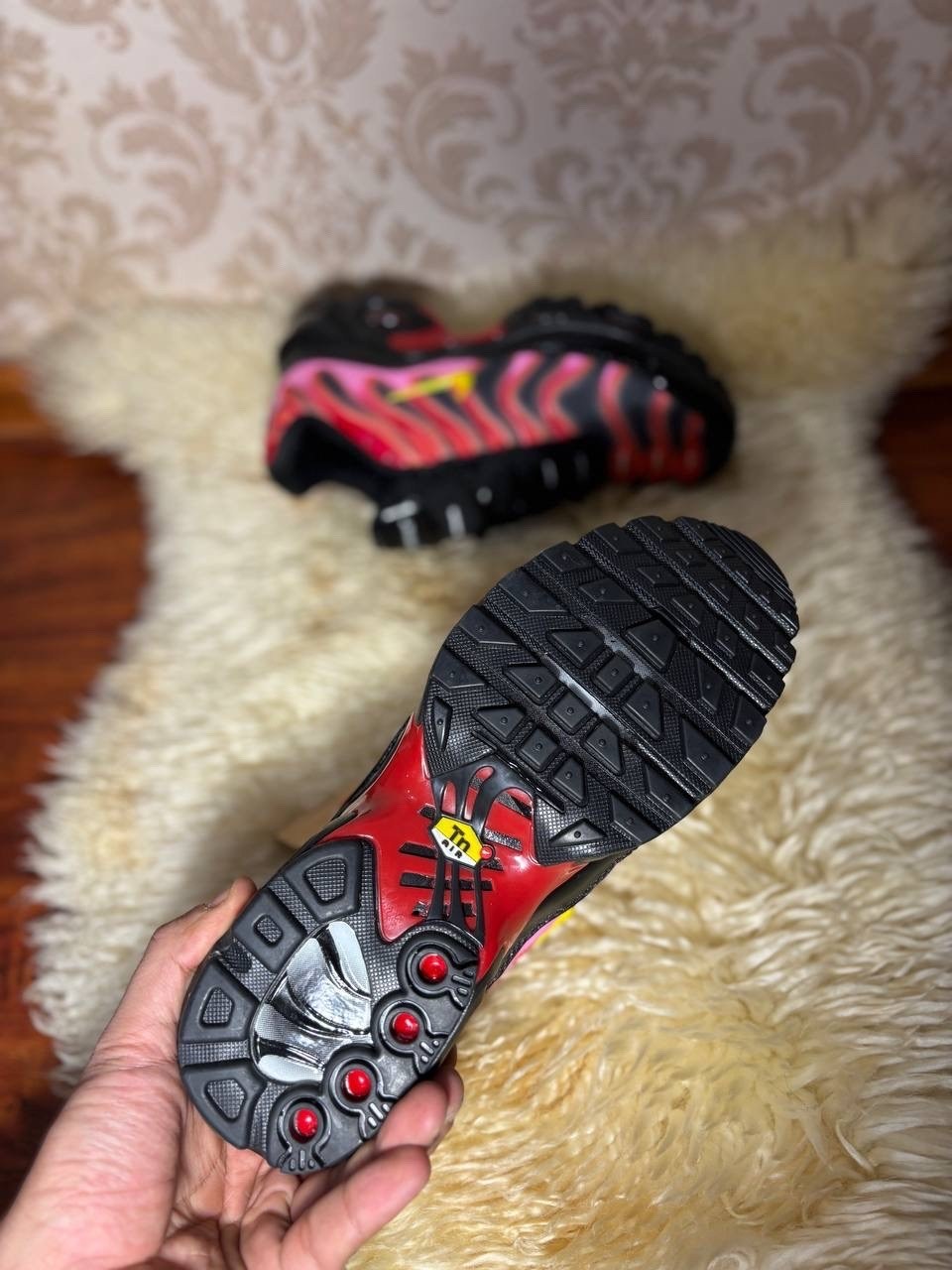 nike air max tn plus,nike air max tn plus x supreme,nike air max plus,nike air max tn plus supreme,кроссовки nike air max plus tn