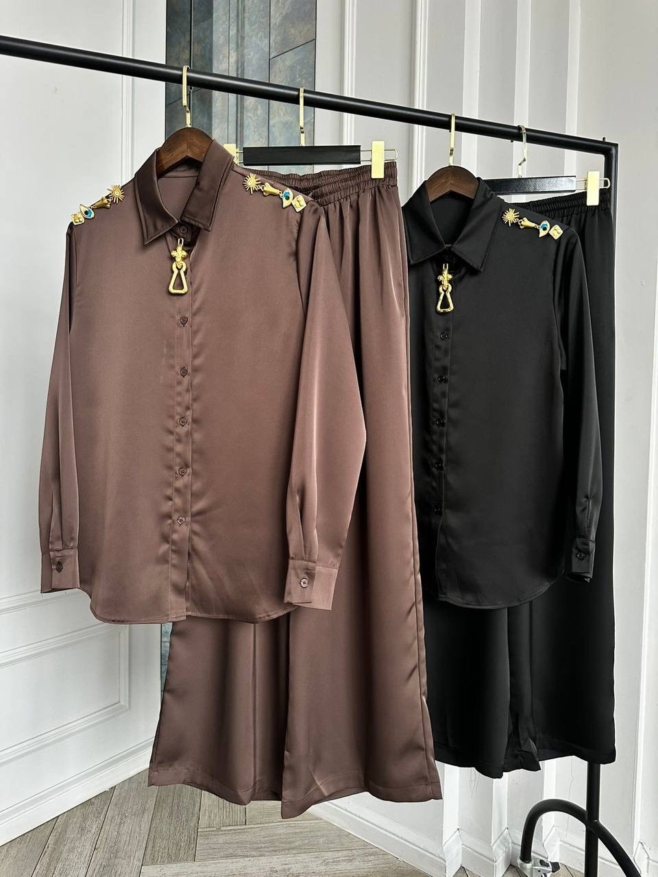 брючный костюм,шелковый брючный костюм,шелковый костюм,черный шелковый костюм в пижамном стиле,костюм с брюками