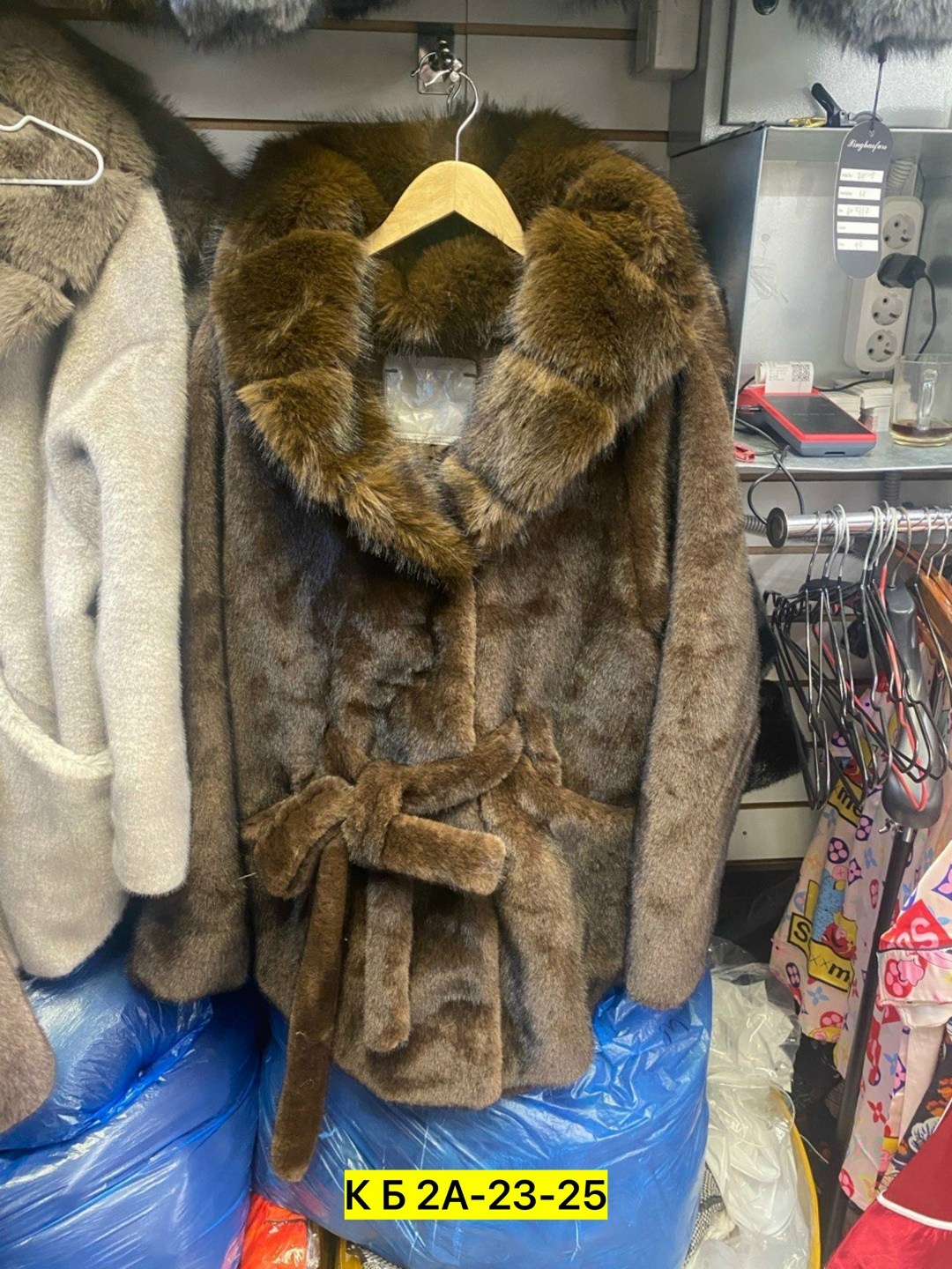 белая норковая шуба с воротником из куницы,белая норковая шуба с капюшоном,шуба женская,белая короткая норковая шуба,норковая шуба