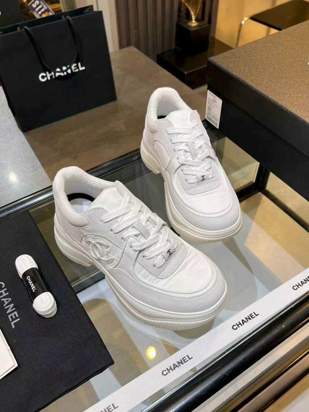 кроссовки женские chanel,chanel кроссовки,кеды женские chanel,chanel женские кожаные кроссовки chanel premium - white,женские кожаные кроссовки chanel 2026 белые с черными шнурками