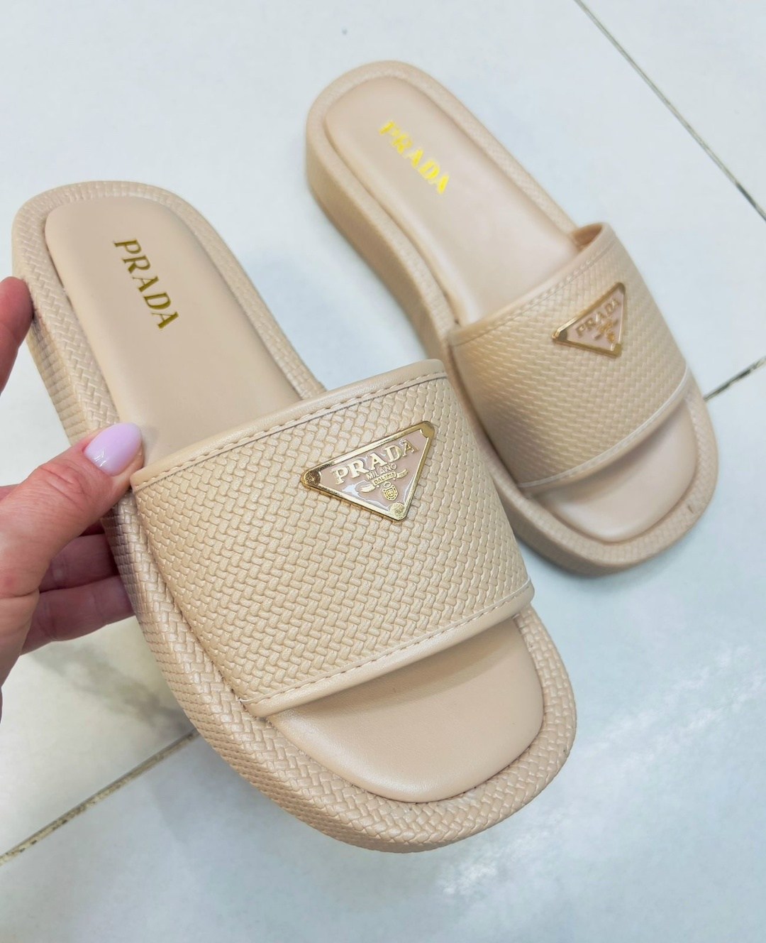 шлёпки женские прада,женские шлепанцы prada,женские шлепанцы,тапочки женские prada,женские шлепки