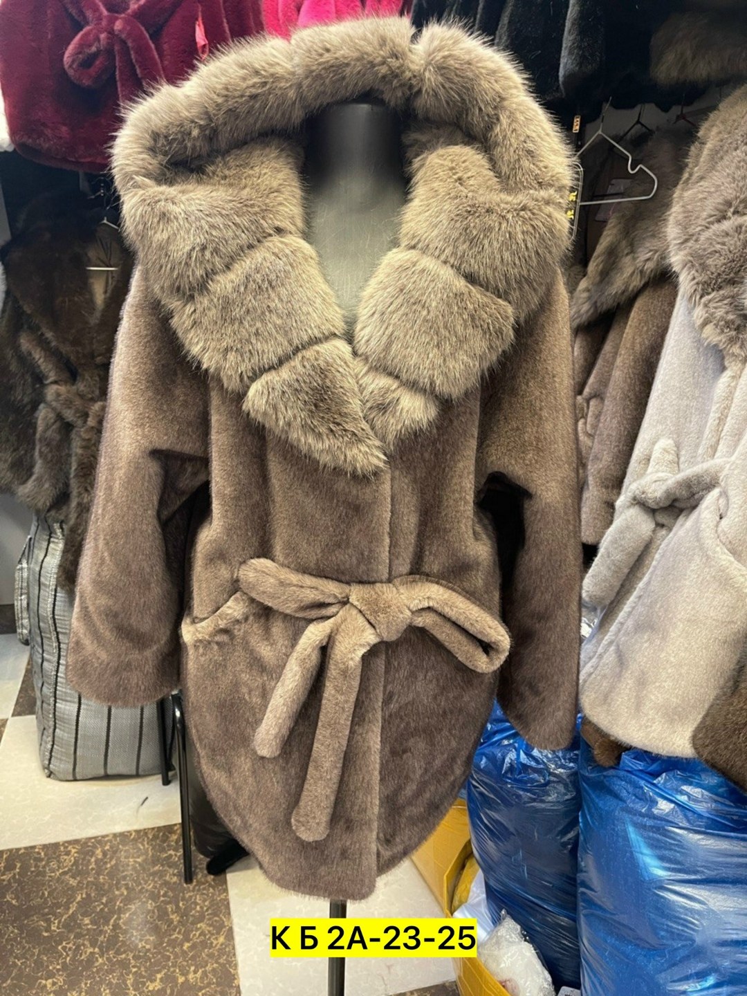 белая норковая шуба с воротником из куницы,белая норковая шуба с капюшоном,шуба женская,белая короткая норковая шуба,норковая шуба