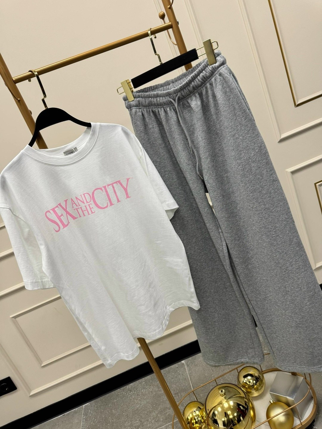 серые широкие спортивные штаны,серые спортивные брюки deeptown,брюки спортивные,широкие брюки с кулиской на талии dazy серый,спортивные штаны 2026 женские