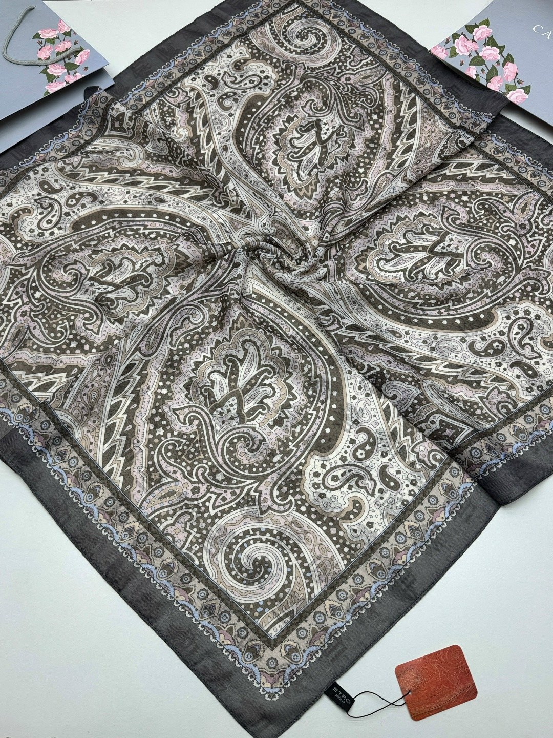 платки женские,платок и шарф,брендовый платок,ткань,павлопосадский шелковый платок