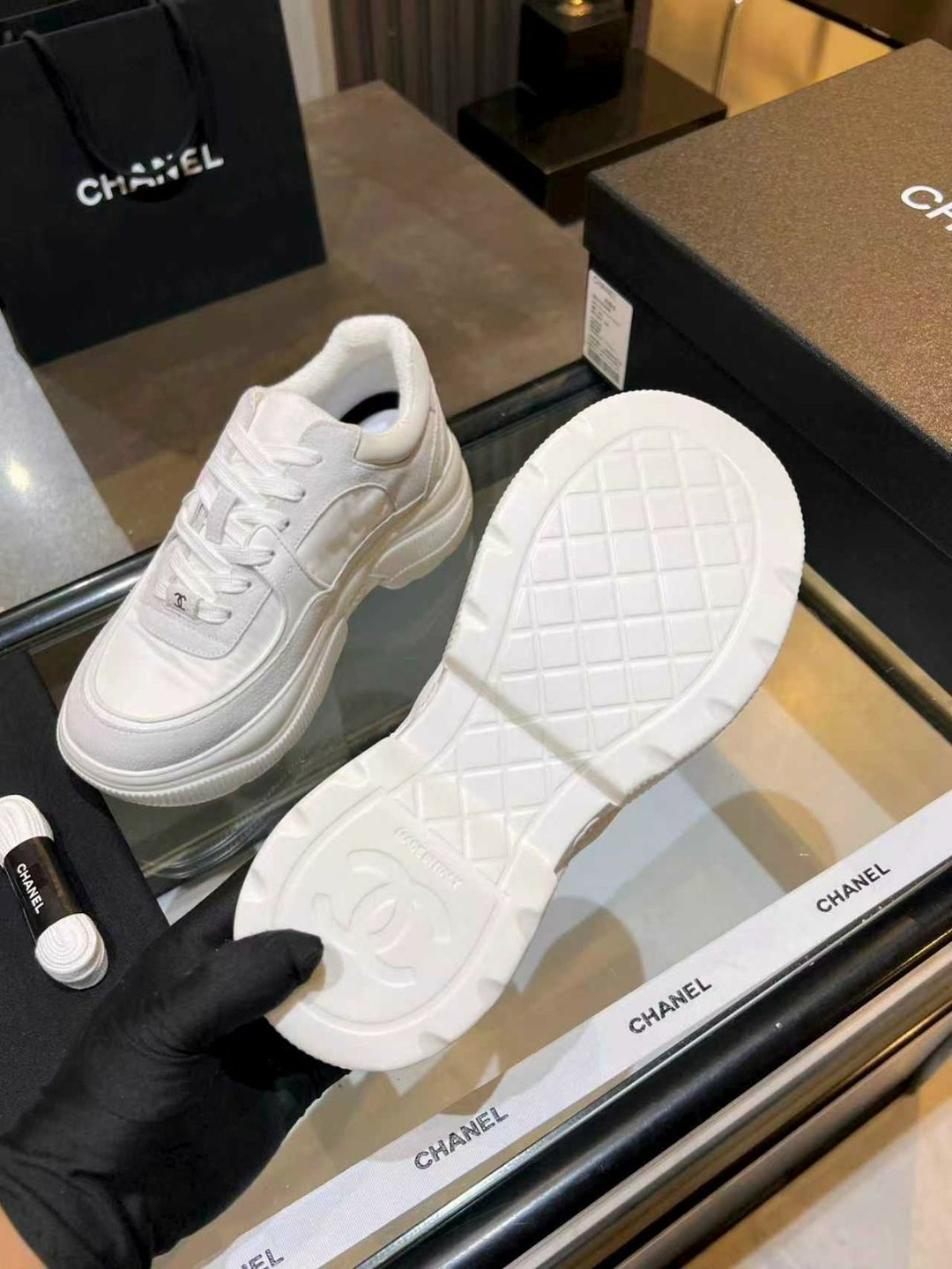 кроссовки женские chanel,chanel кроссовки,кеды женские chanel,chanel женские кожаные кроссовки chanel premium - white,женские кожаные кроссовки chanel 2026 белые с черными шнурками
