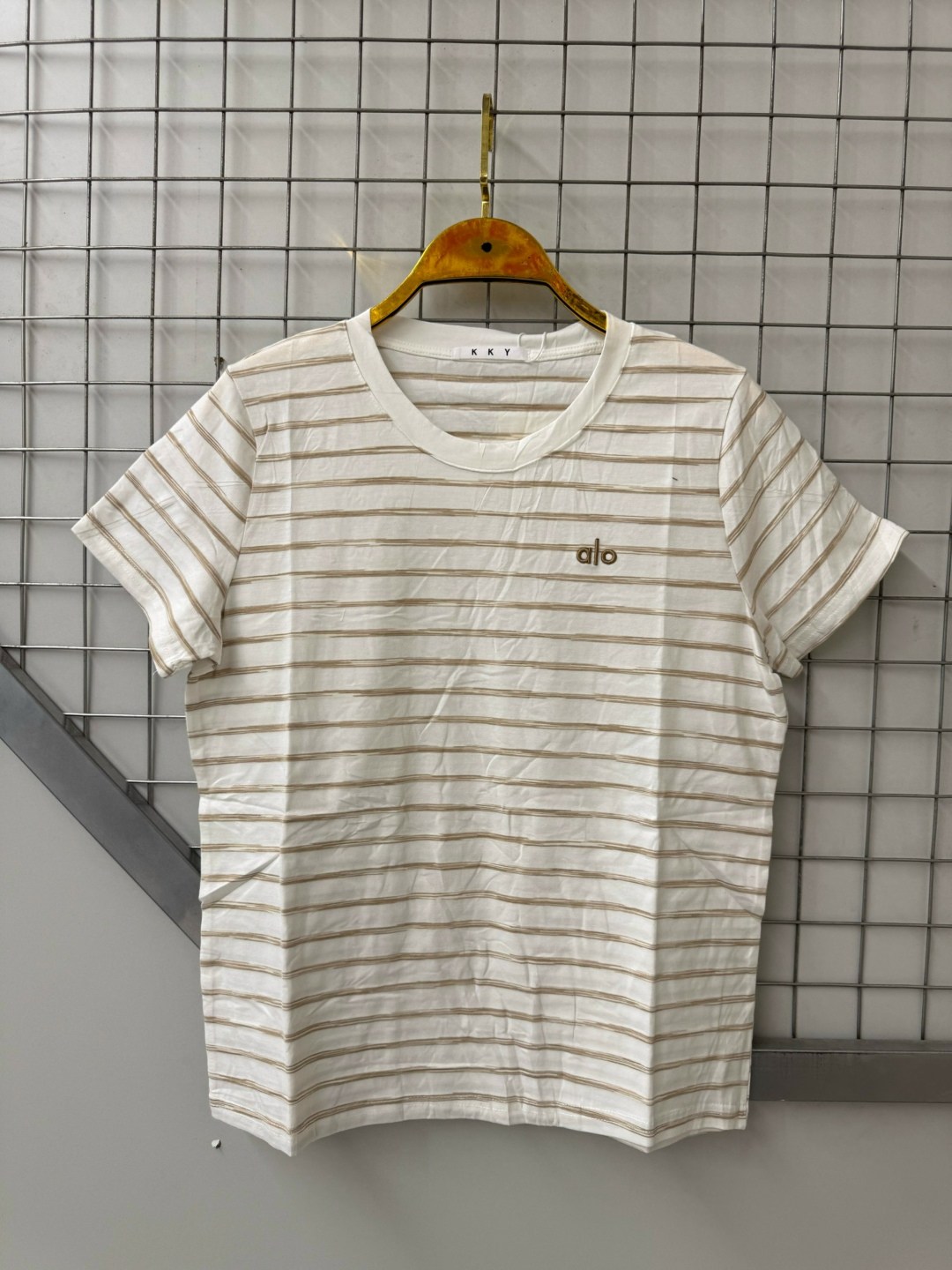 футболка euphoria gloria jeans,женская футболка,футболка в полоску,футболка в бежевую полоску глория джинс,футболка