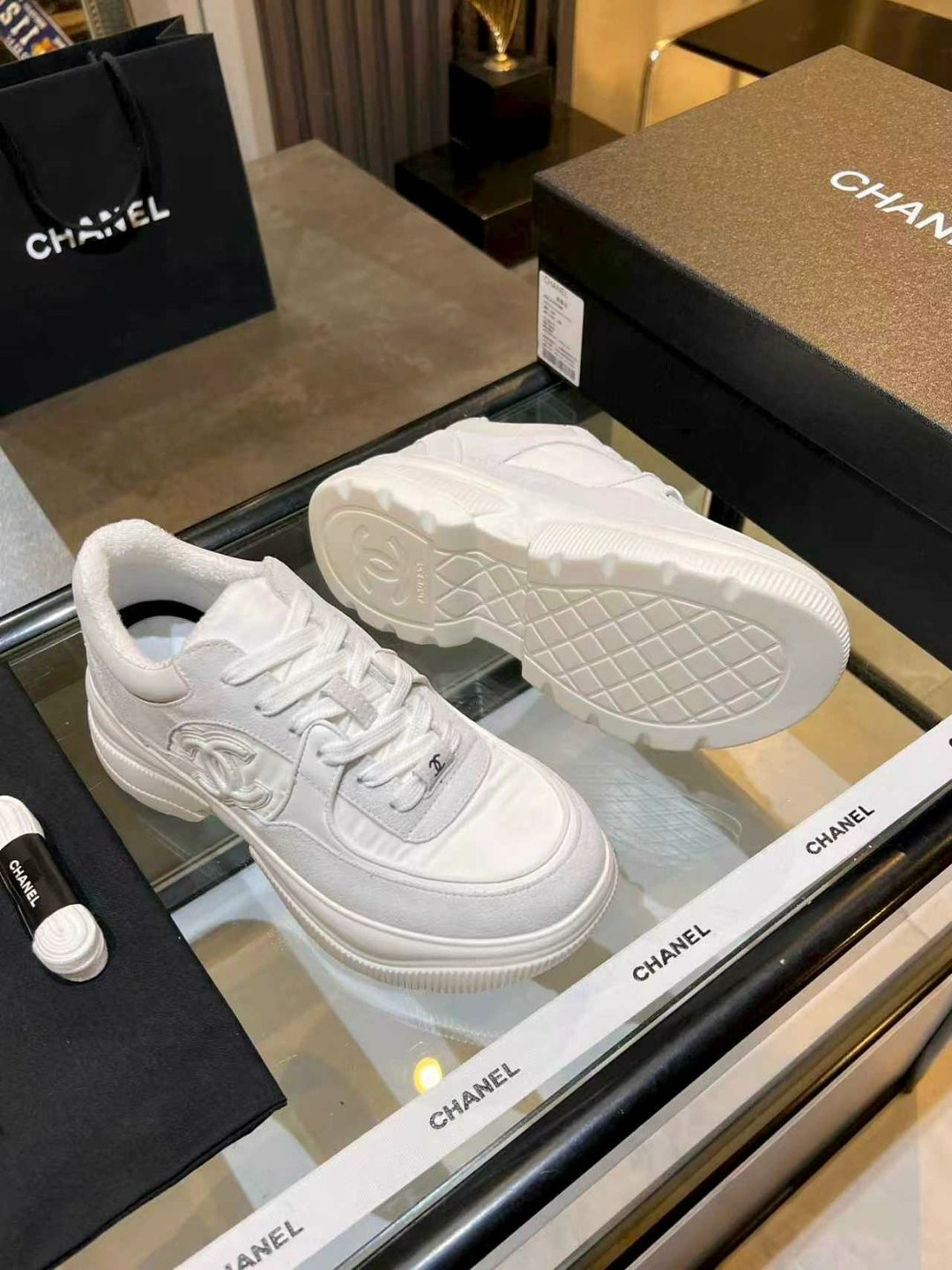 кроссовки женские chanel,chanel кроссовки,кеды женские chanel,chanel женские кожаные кроссовки chanel premium - white,женские кожаные кроссовки chanel 2026 белые с черными шнурками