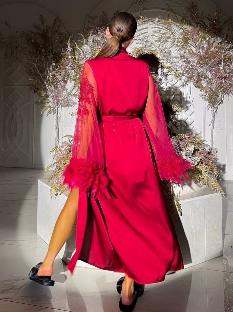 халат с перьями,шелковый халат с перьями,женский шелковый халат,халат шелковый,халат с перьями длинный