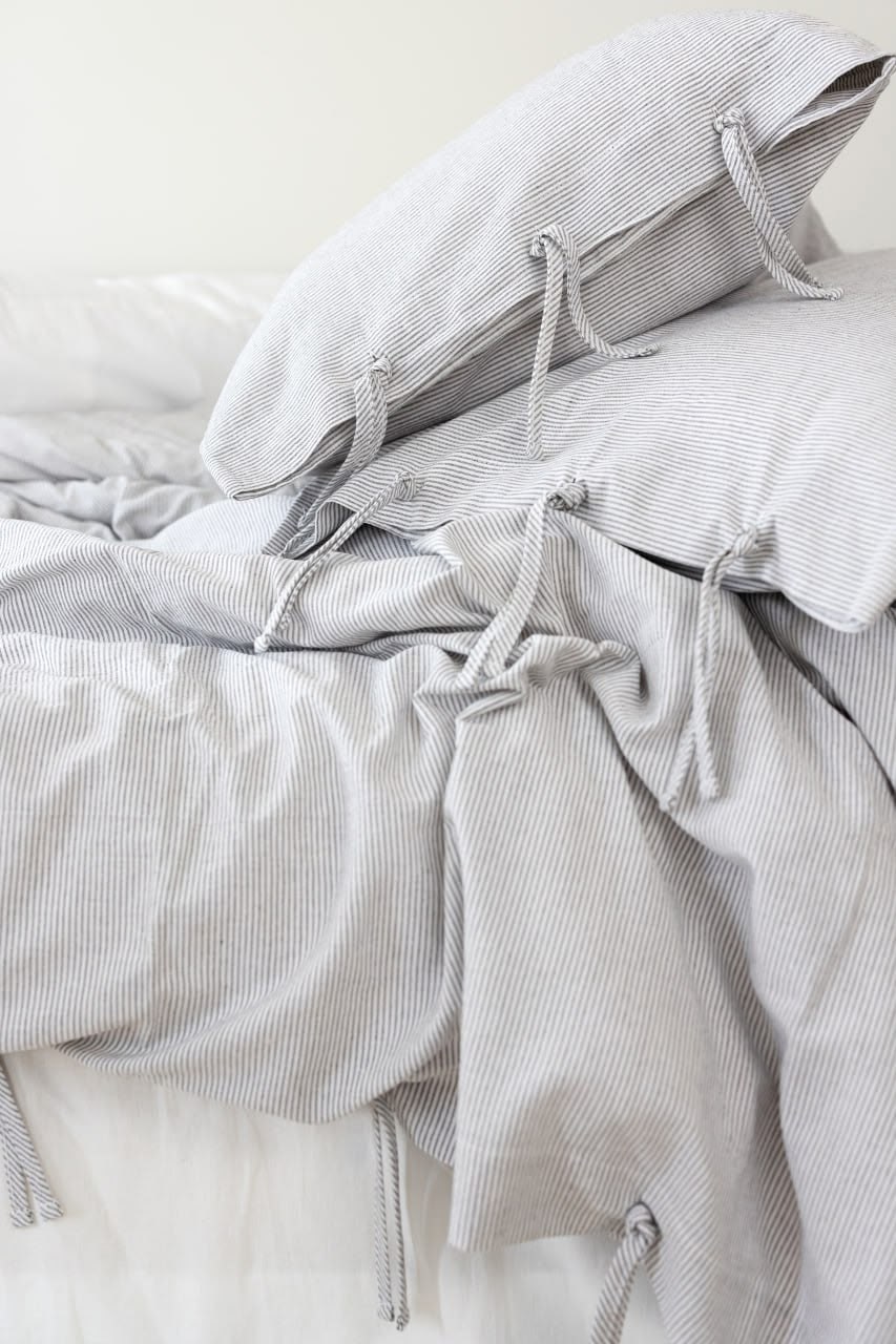 комплект постельного белья,постельное белье белое,постельное белье,белая постель,интерьер спальной