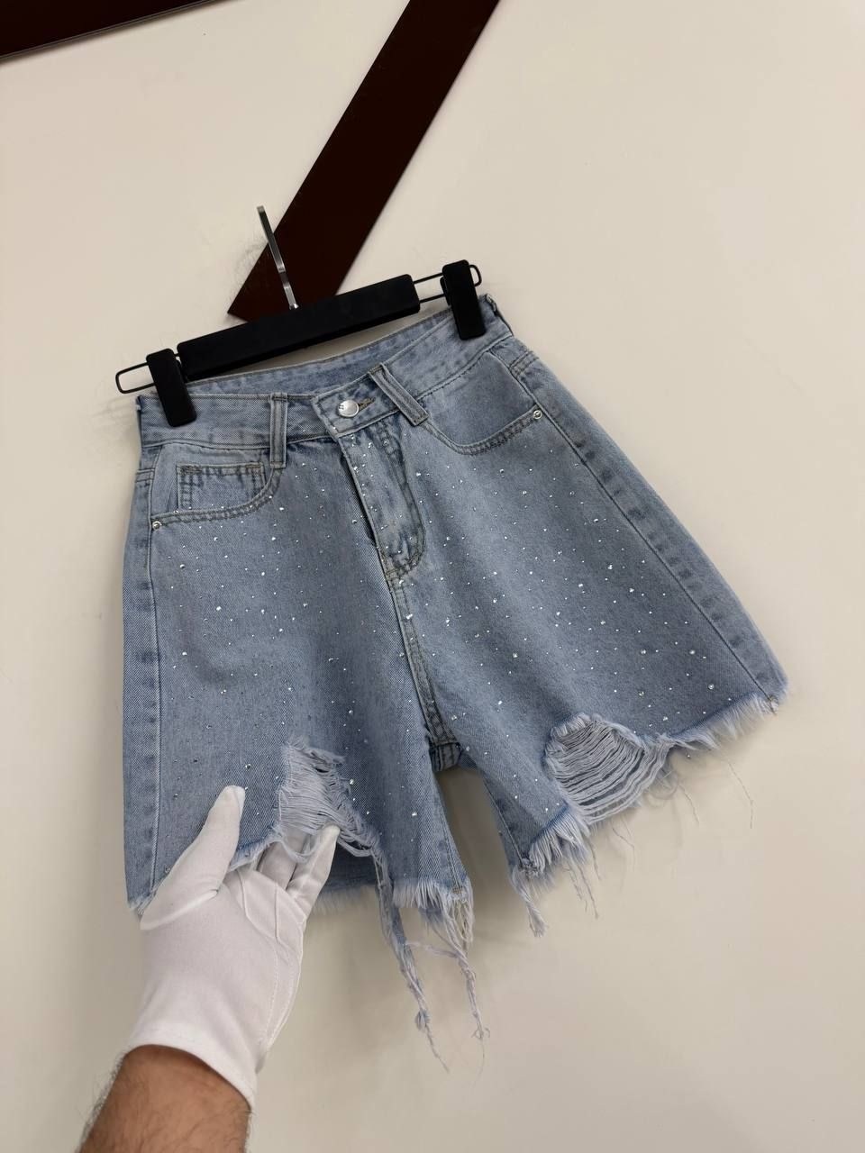 женские джинсовые шорты,джинсовые шорты,джинсовые шорты со стразами,шорты со стразами женские,шорты женские джинсовые со стразами