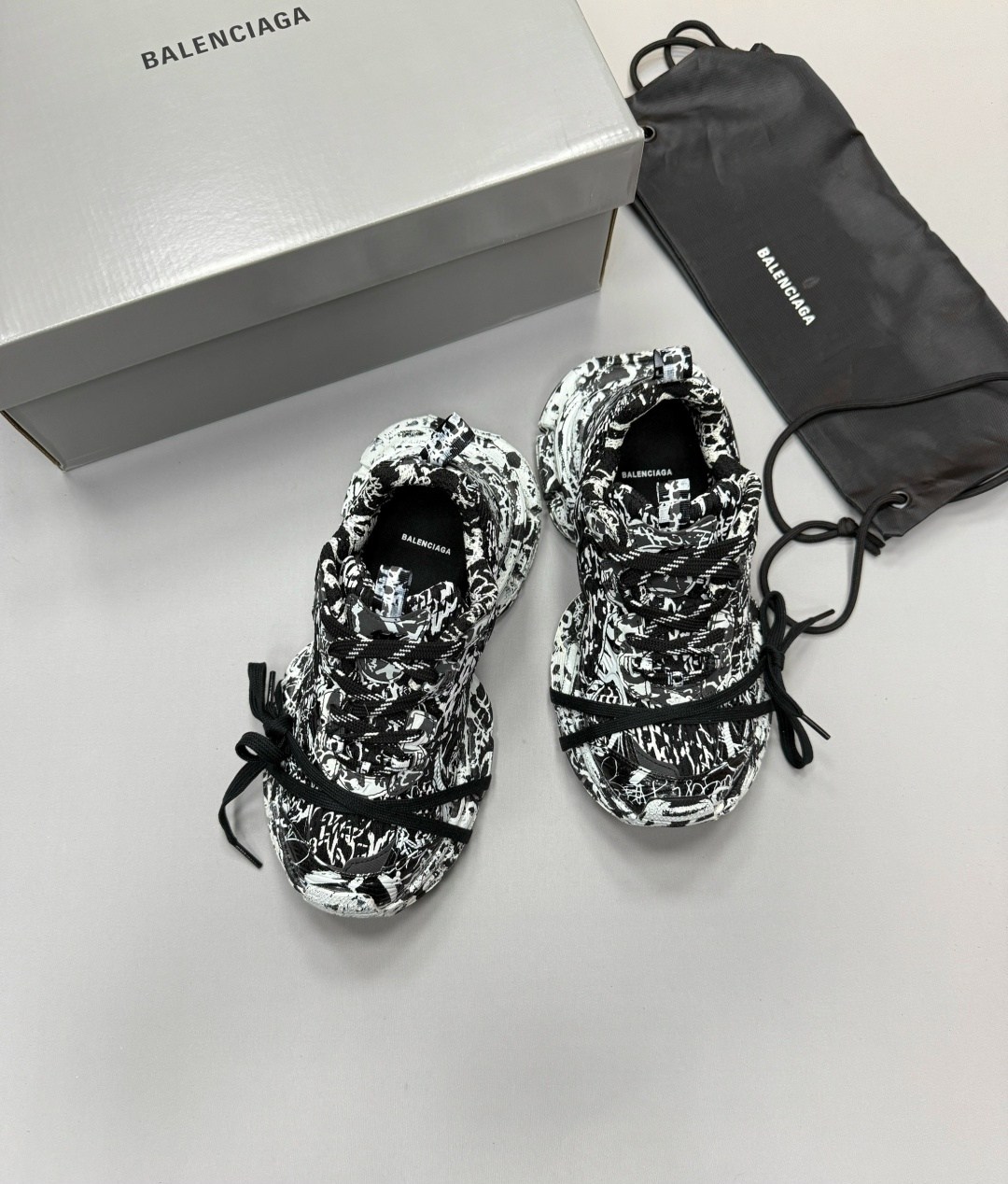 кроссовки balenciaga track sneaker 'graffiti - white black',кроссовки balenciaga phantom sneaker 3xl,кроссовки balenciaga,кроссовки track graffiti balenciaga черный,balenciaga graffiti track sneakers