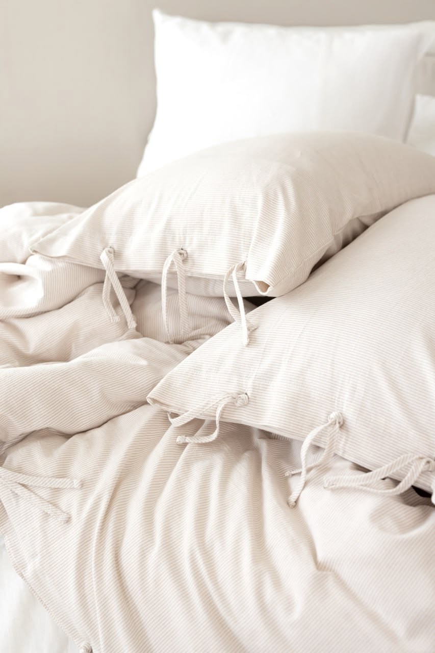 комплект постельного белья,постельное белье белое,постельное белье,белая постель,интерьер спальной