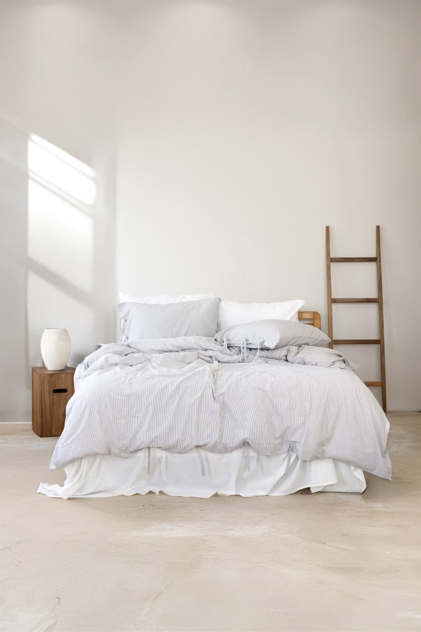 комплект постельного белья,постельное белье белое,постельное белье,белая постель,интерьер спальной