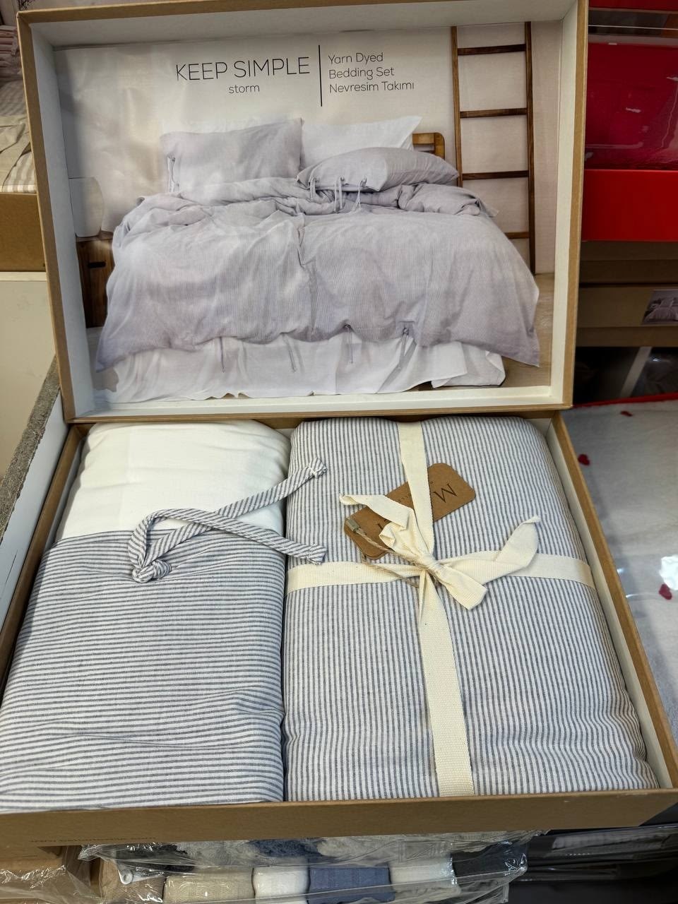 комплект постельного белья,постельное белье белое,постельное белье,белая постель,интерьер спальной